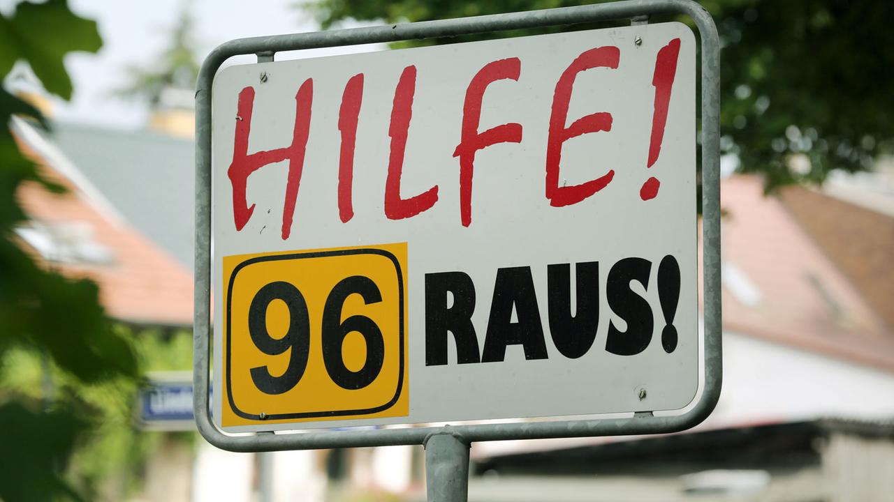 Am Ortseingang von Fürstenberg/ Havel (Brandenburg) steht am 14.6.2016 auf einem Schild "Hilfe! 96 Raus!". Mit dem Schild wird gegen die vielbefahrene Bundesstraße in Fürstenberg protestiert.