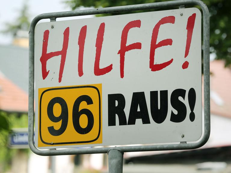 Am Ortseingang von Fürstenberg/ Havel (Brandenburg) steht am 14.6.2016 auf einem Schild "Hilfe! 96 Raus!". Mit dem Schild wird gegen die vielbefahrene Bundesstraße in Fürstenberg protestiert.