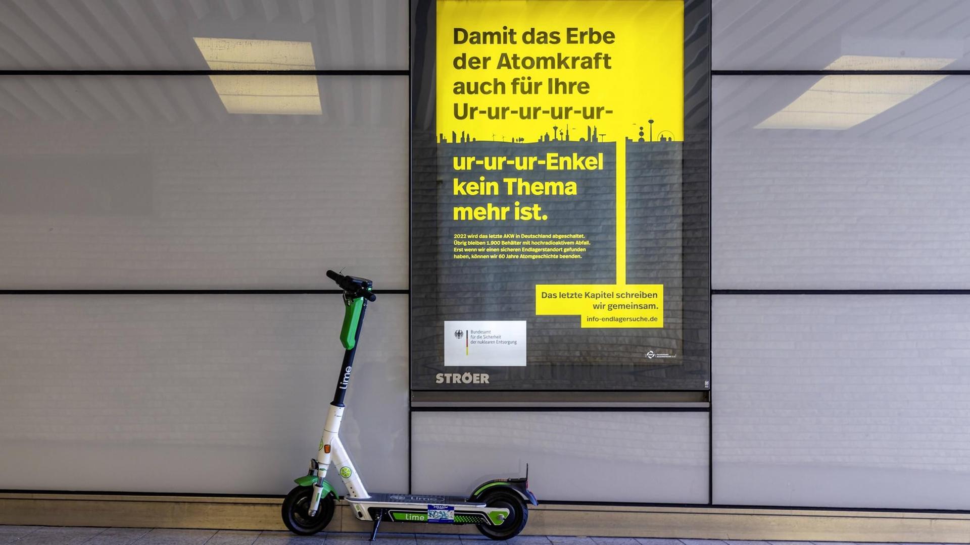 Ein gelb-schwarzes Plakat des Bundesamt für die Sicherheit der nuklearen Entsorgung zeigt stilisiert einen tiefen Schacht und ein Endlager. Der Text lautet "Damit das Erbe der Atomkraft auch für Ur-ur-ur-ur-ur-ur-Enkel kein Thema mehr ist." Und: "Das letzte Kapitel schreiben wir gemeinsam" (Stuttgart, 27.09.2020)