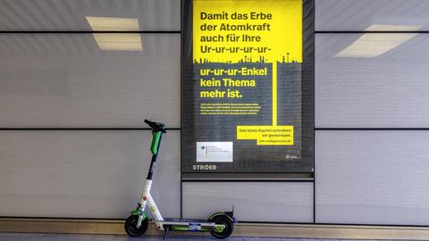 Ein gelb-schwarzes Plakat des Bundesamt für die Sicherheit der nuklearen Entsorgung zeigt stilisiert einen tiefen Schacht und ein Endlager. Der Text lautet "Damit das Erbe der Atomkraft auch für Ur-ur-ur-ur-ur-ur-Enkel kein Thema mehr ist." Und: "Das letzte Kapitel schreiben wir gemeinsam" (Stuttgart, 27.09.2020)