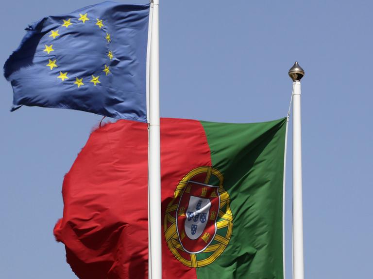 Die Flaggen Portugals und Europas