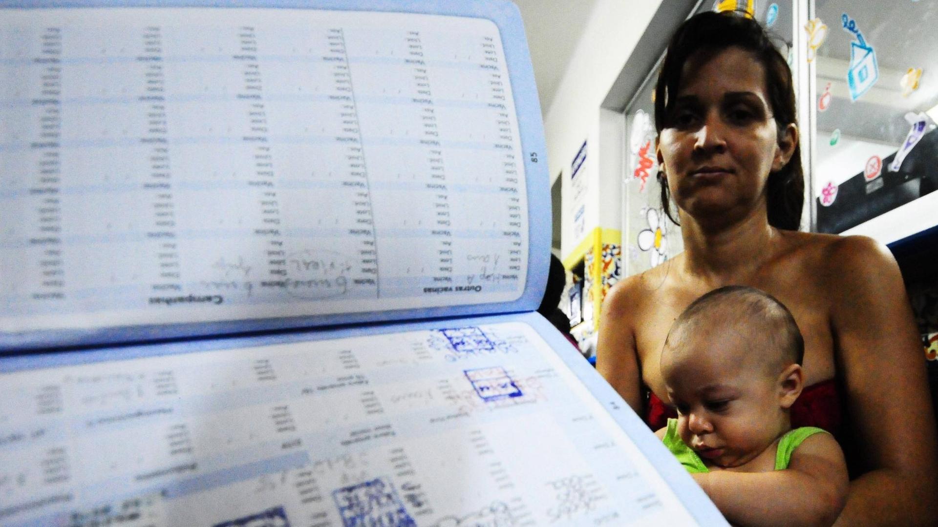 Ein Baby wird auf Mikrozephalie untersucht. Ursache der Krankheit ist vermutlich das durch Mücken übertragene Zika-Virus