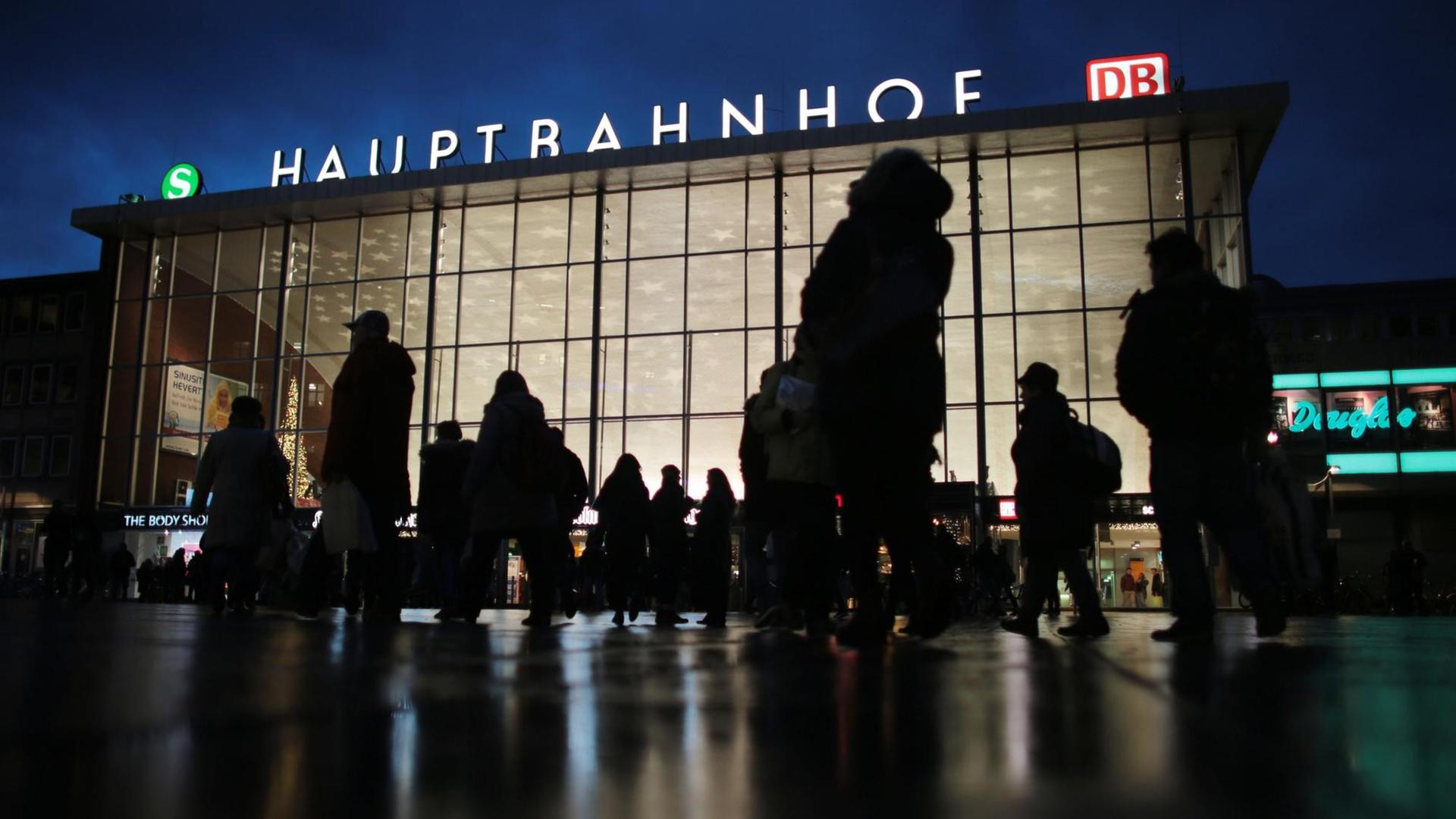 Der Kölner Haupt-Bahnhof in der Nacht