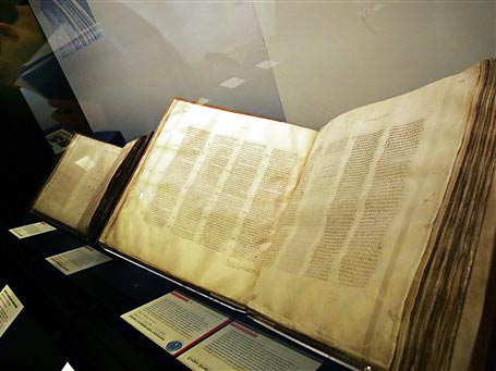 Blick auf die älteste Bibel der Welt, den Codex Sinaiticus, gezeigt in der  British Library in London.