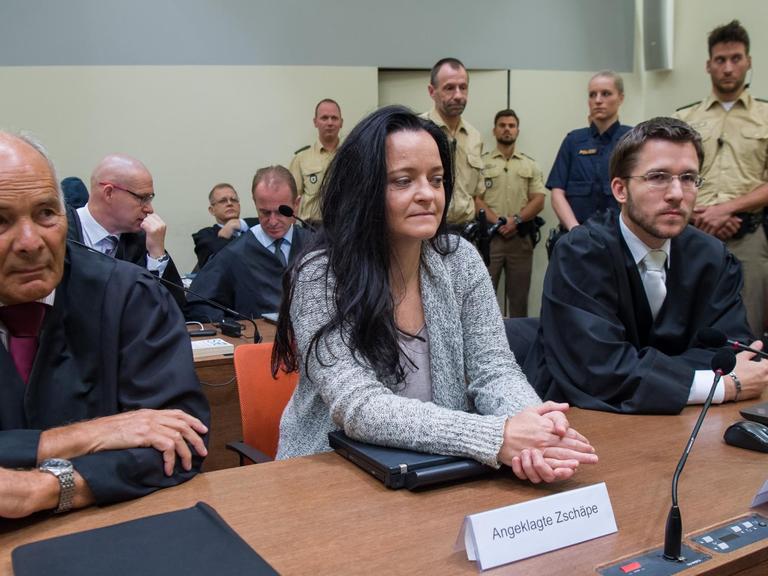 Die Angeklagte Beate Zschäpe sitzt am 25.07.2017 im Verhandlungssaal im Oberlandesgericht in München zwischen ihre Anwälten Hermann Borchert (l) und Mathias Grasel. An diesem Tag begannen die Schlussplädoyers im NSZ-Prozess.