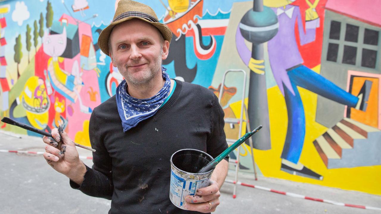 Der Künstler Jim Avignon malte 2014 auf dem Innenhof des "Tagesspiegels" in Berlin ein Wandbild.