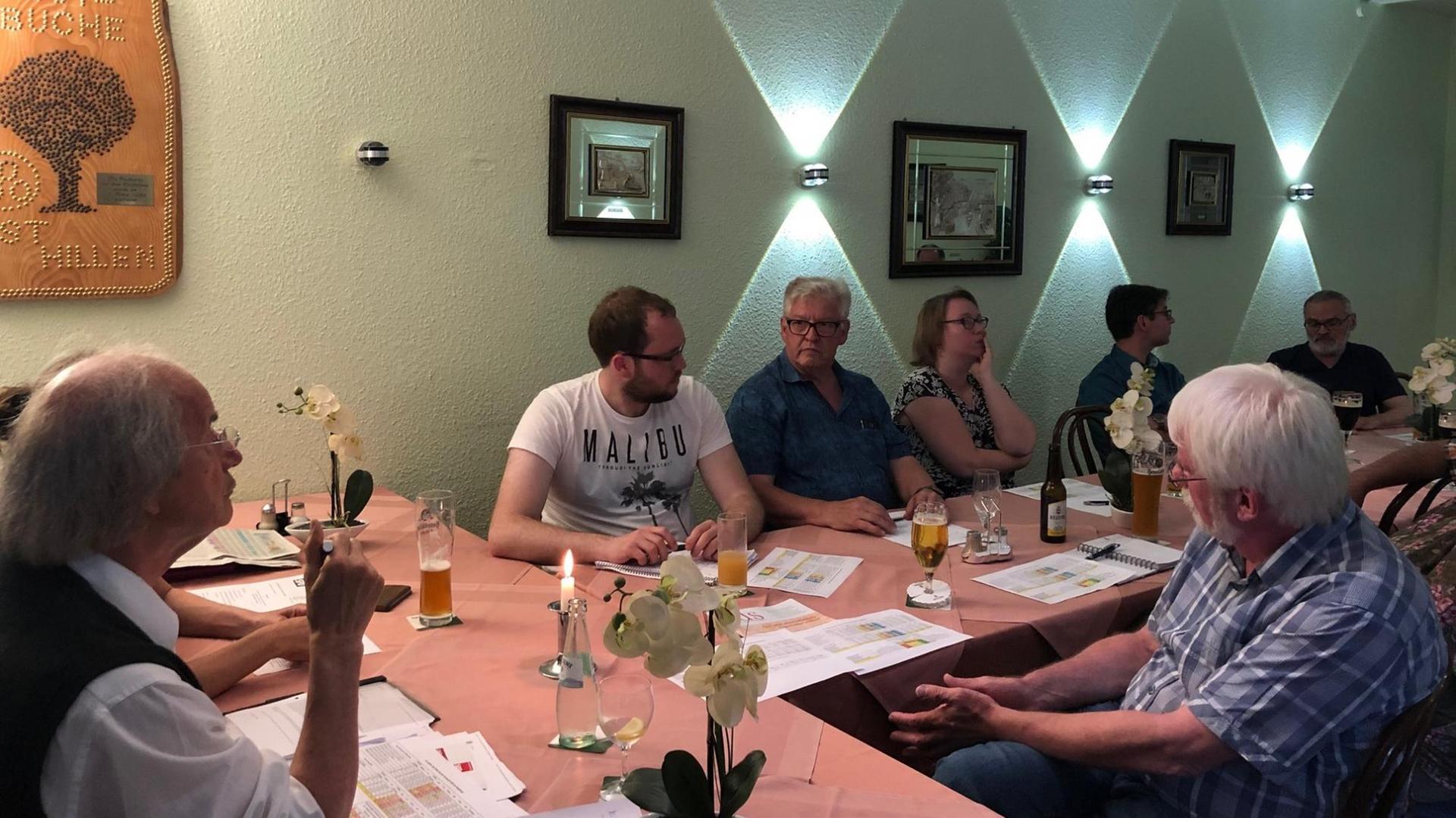 Genossen des SPD-Ortsvereins Ost/Hillen in Recklinghausen treffen sich am 04.06.2019 in einem separaten Raum zur offenen Vorstandssitzung.