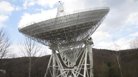 Das Radioteleskop Effelsberg bei Bad Münstereifel wurde am 1. August 1972 in Betrieb genommen. Mit 100 Metern Durchmesser zählt es zu den beiden größten beweglichen Radioteleskopen der Welt.