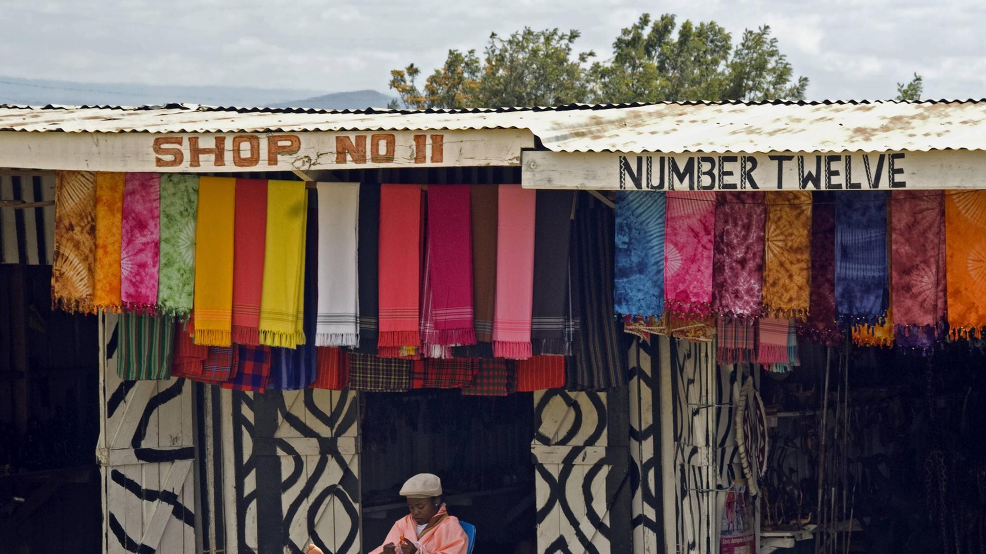 Verkäufer vor seinem Stoffladen in Nanyuki in Kenia
