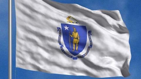 Flagge des US-Bundesstaates Massachusetts zeigt, auf der ein Indianer mit Schwert abgebildet ist.