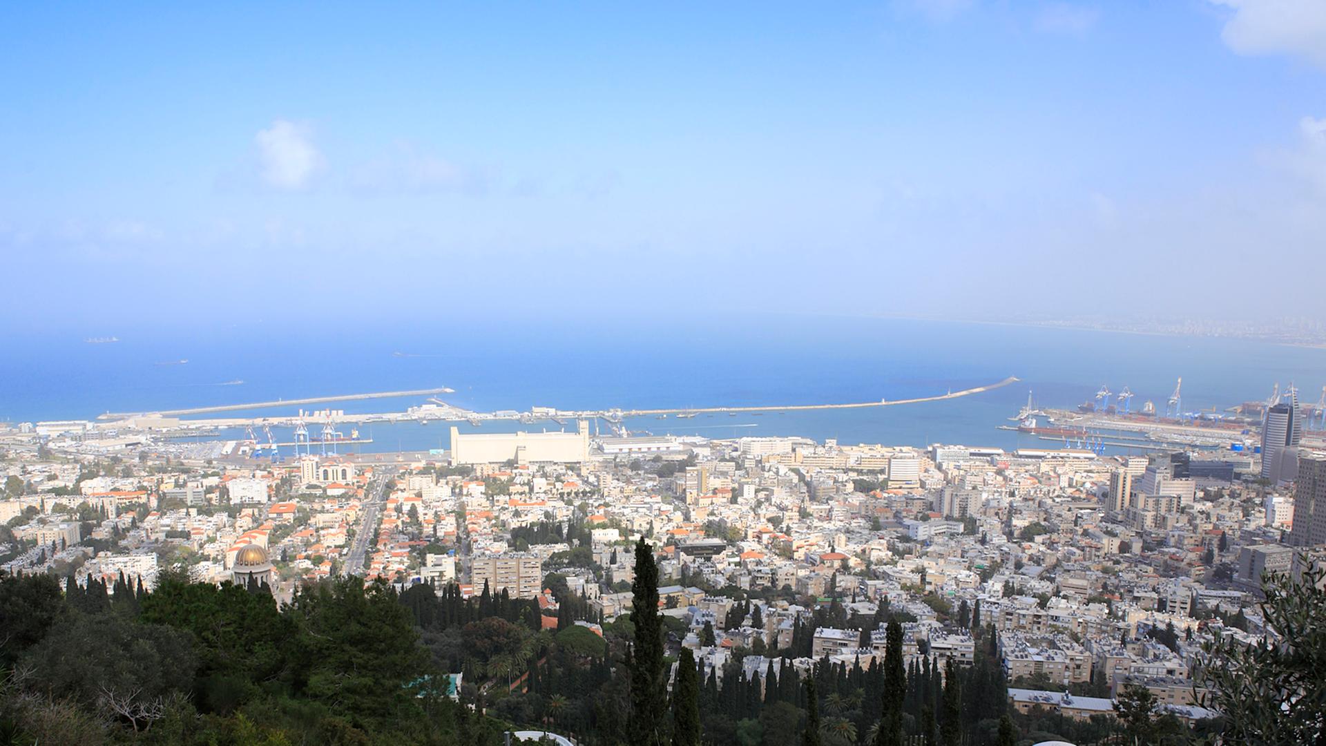 Blick von einer Anhöhe auf die israelische Hafenstadt Haifa