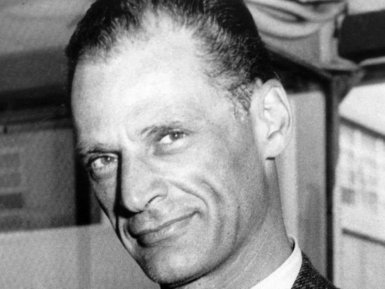 Der amerikanische Schriftsteller und Dramatiker Arthur Miller ("Der Tod des Handlungsreisenden", "Hexenjagd") im Dezember 1956 nach seiner Ankunft auf dem Idlewild Flughafen in New York.