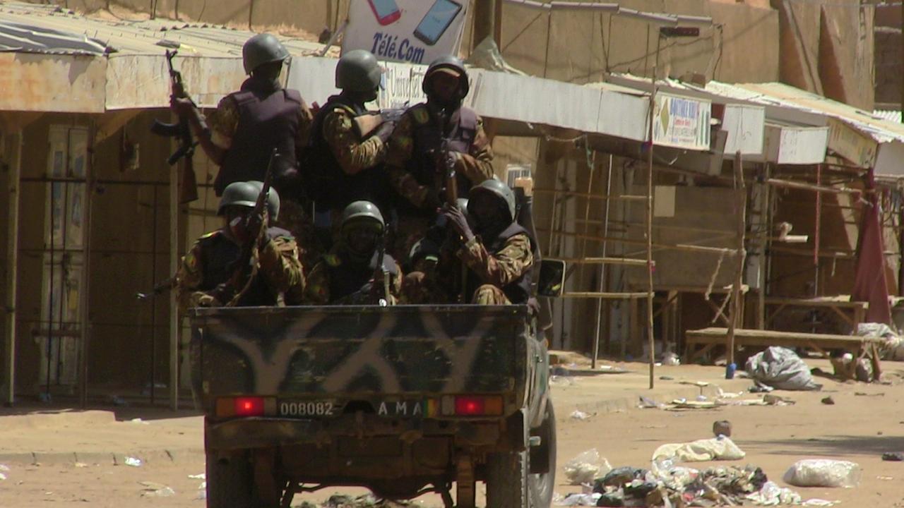 Malische Soldaten fahren Mitte Juli in Gao in einem Pickup-Truck eine Straße hinunter