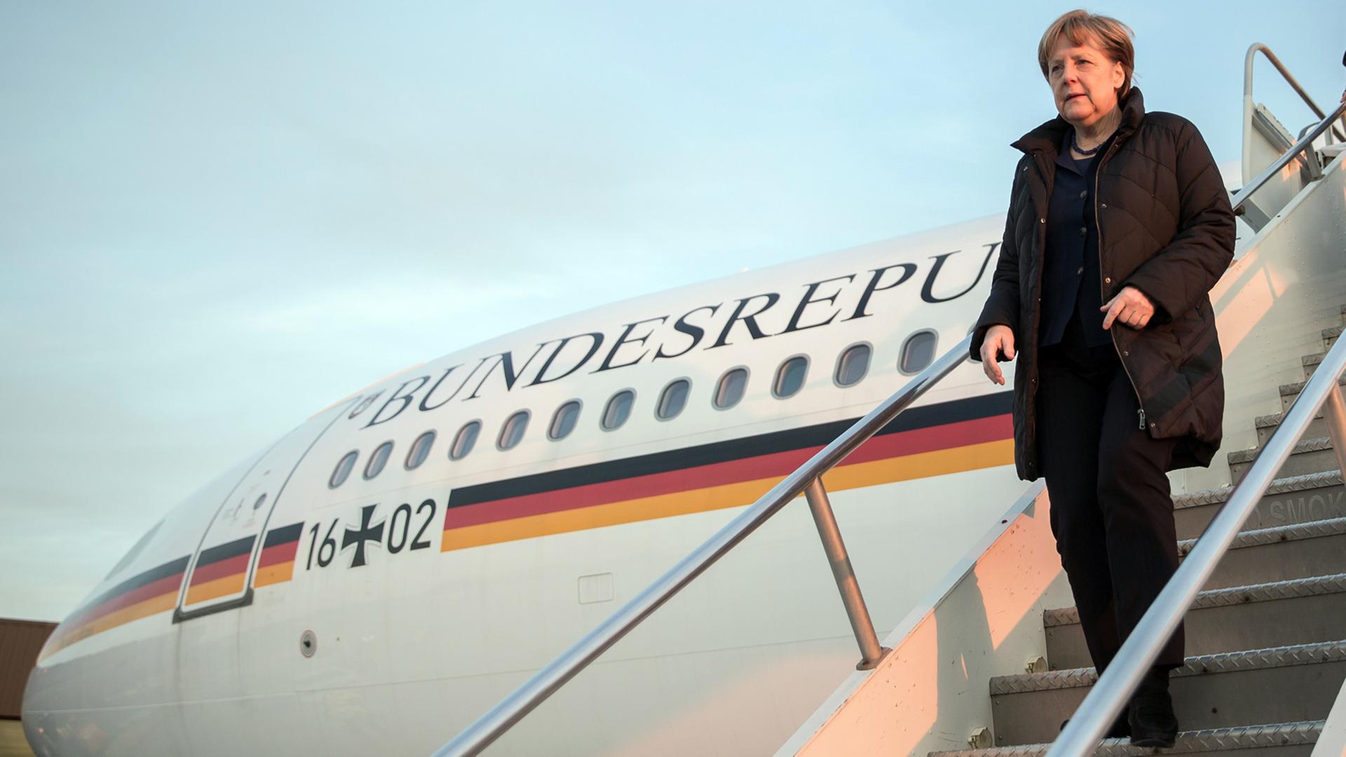 Bundeskanzlerin Angela Merkel (CDU) steigt am 08.02.2015 am Flughafen in Washington in den USA aus dem Flugzeug. Bundeskanzlerin Angela Merkel (CDU) steigt am 08.02.2015 am Flughafen in Washington in den USA aus dem Flugzeug.