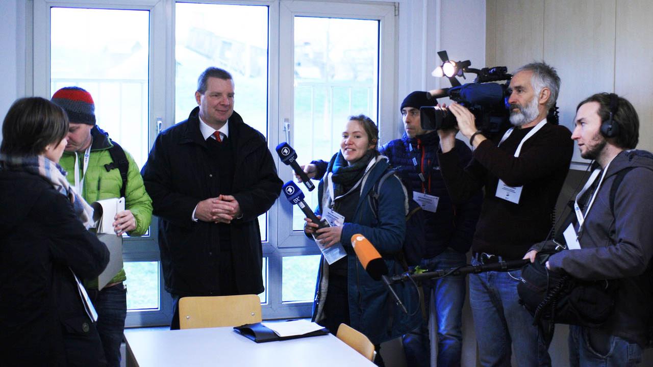 Stefan Krug beim Pressetermin in der Flüchtlingsunterkunft in Bamberg