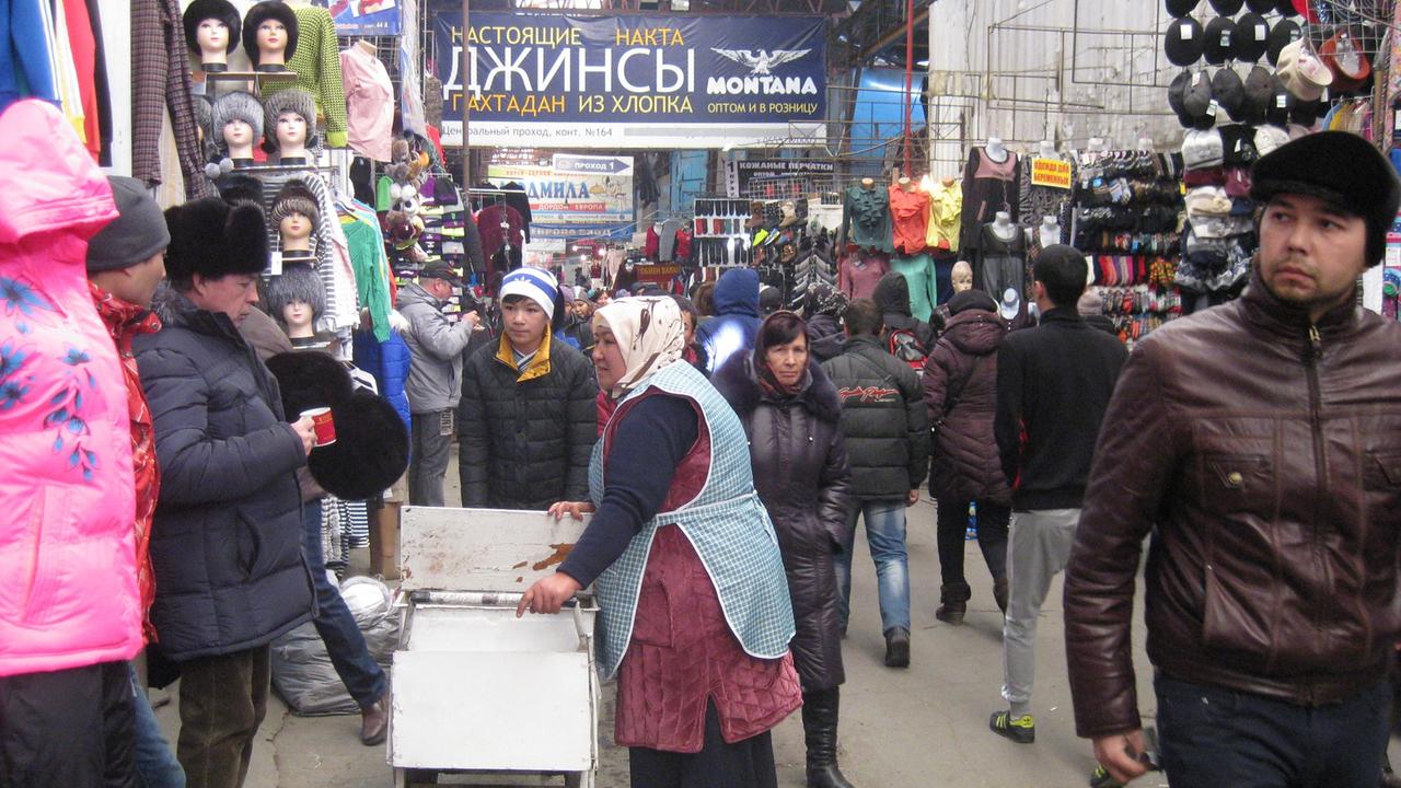 Blick in den Dordoi-Markt in der Nähe von Bischkek, der Hauptstadt Kirgistans.