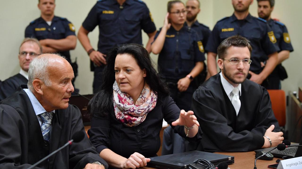 428. Verhandlungstag im NSU-Prozess Die Angeklagte Beate Zschäpe unterhält sich mit ihren Anwälten Hermann Borchert (l) und Mathias Grasel 