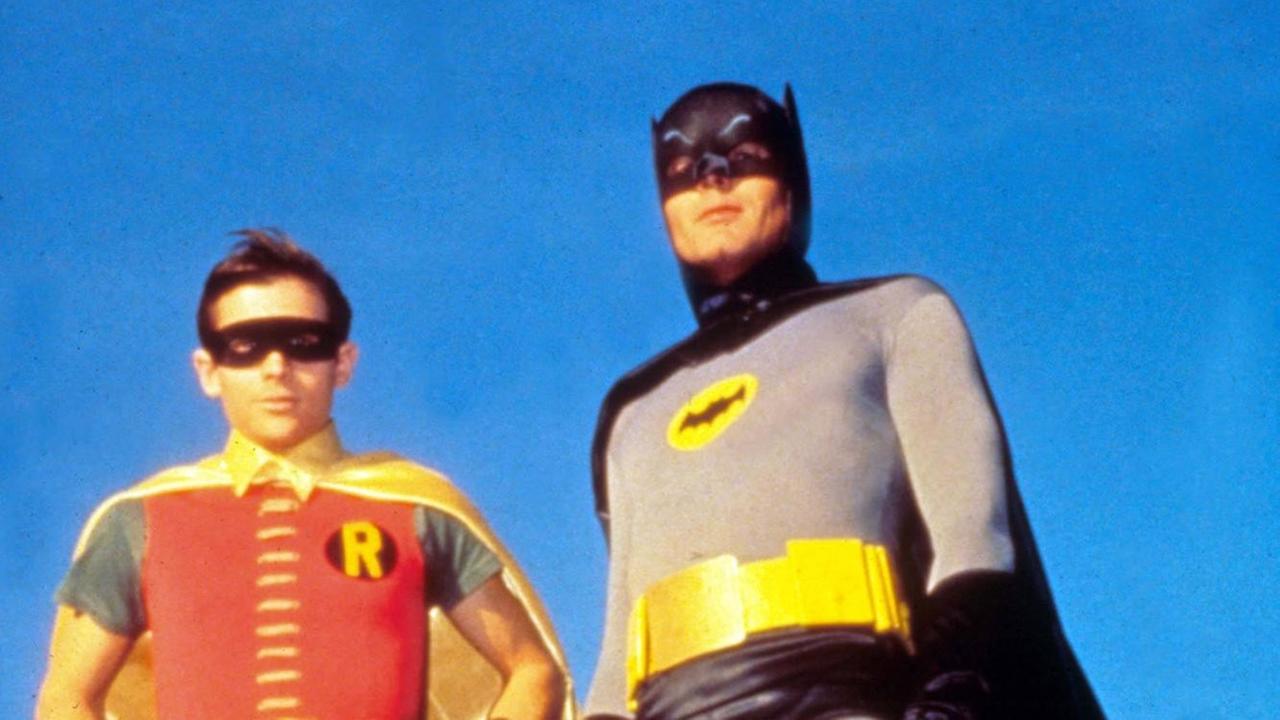Batman und Robin tragen ihre typischen Masken und Umhänge.