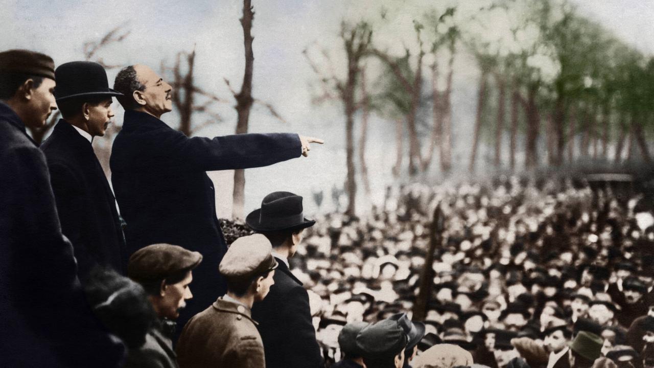 Spartakusaufstand in Berlin im Januar 1919: Karl Liebknecht spricht in der Siegesallee zu der Menge.