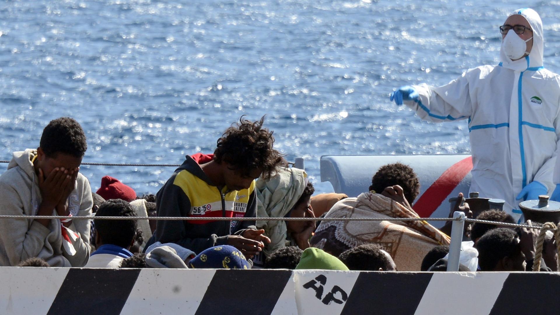 Aus dem Mittelmeer gerettete Flüchtlinge im Hafen von Messina auf Sizilien