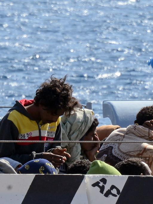 Aus dem Mittelmeer gerettete Flüchtlinge im Hafen von Messina auf Sizilien.