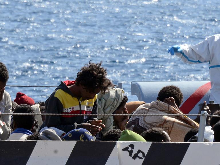 Aus dem Mittelmeer gerettete Flüchtlinge im Hafen von Messina auf Sizilien