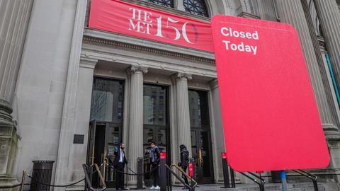 Das geschlossene Metropolitan Museum in New York. Am Haupteingang spricht ein Museumsmitarbeiter mit Passanten.