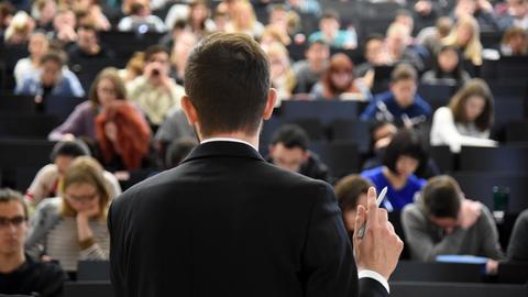 Studenten der Wirtschaftswissenschaften sitzen im Großen Hörsaal vom Auditorium maximum der Martin-Luther-Universität Halle-Wittenberg (MLU)bei einer Vorlesung von Dr. Matthias Georg Will, aufgenommen am 25.04.2017. Rund 19.500 Studenten, davon 1700 Studierende aus dem Ausland, sind gegenwärtig an neun Fakultäten der MLU immatrikuliert. Die Universität begeht in diesem Jahr ihr 200- jähriges Jubiläum (21.Juni) der Vereinigung der Universitäten von Halle und Wittenberg. Foto: Waltraud Grubitzsch | Verwendung weltweit