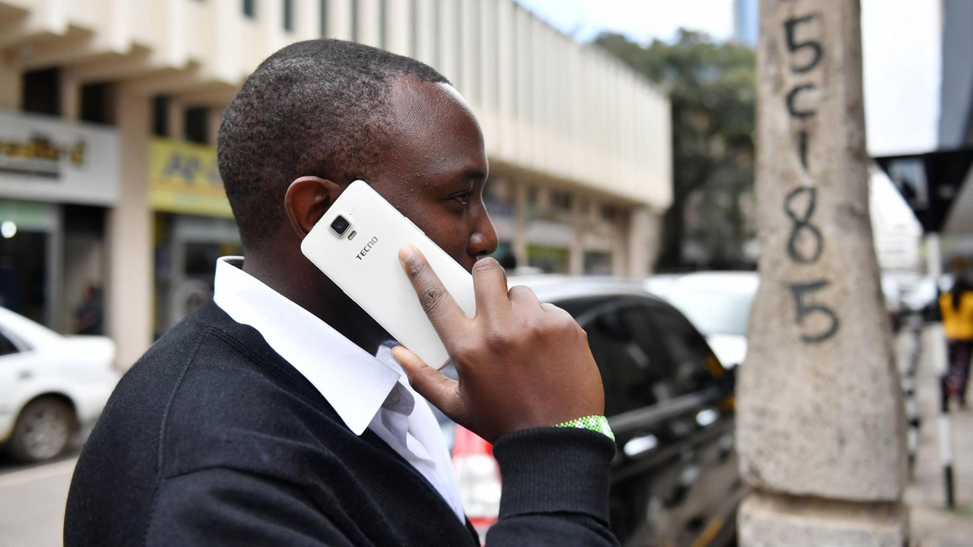 Ein Mann telefoniert in Nairobi