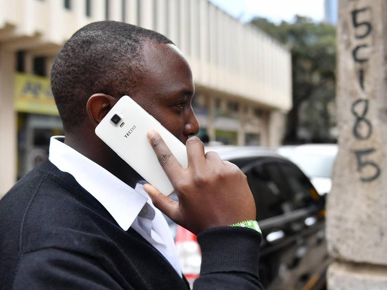 Ein Mann telefoniert in Nairobi