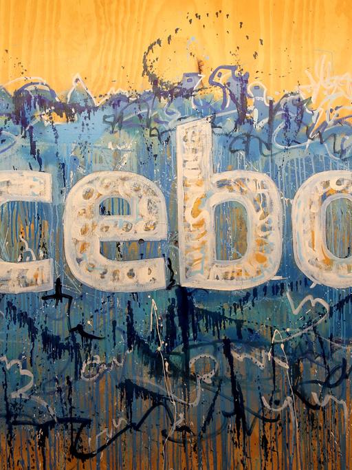 Ein gemaltes Logo von Facebook im Hauptquartier von Facebook International in Dublin (Irland)