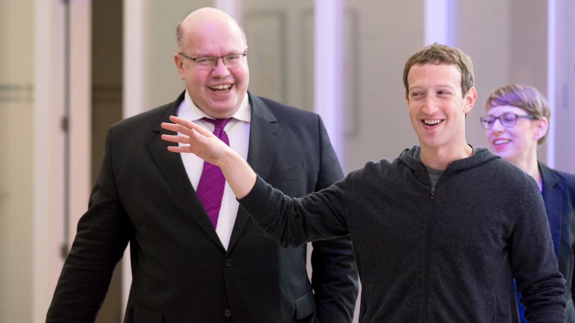 Kanzleramtsminister Peter Altmaier (l, CDU) und der Facebook-Chef Mark Zuckerberg (M.) unterhalten sich am 25.02.2016 in Berlin während der Facebook Innovation Hub. Zuckerberg hatte unter anderem Studien zur künstlichen Intelligenz vorgestellt. Foto: Kay Nietfeld/dpa