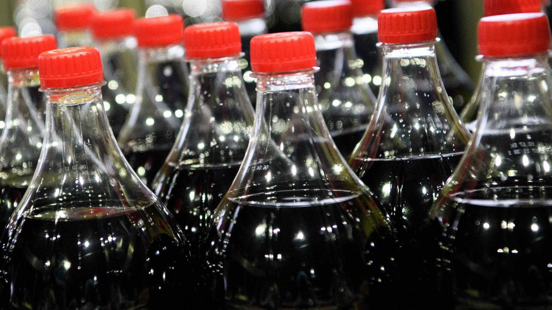 Cola-Flaschen stehen in einer Fabrik. Cola-Flaschen stehen in einer Fabrik.