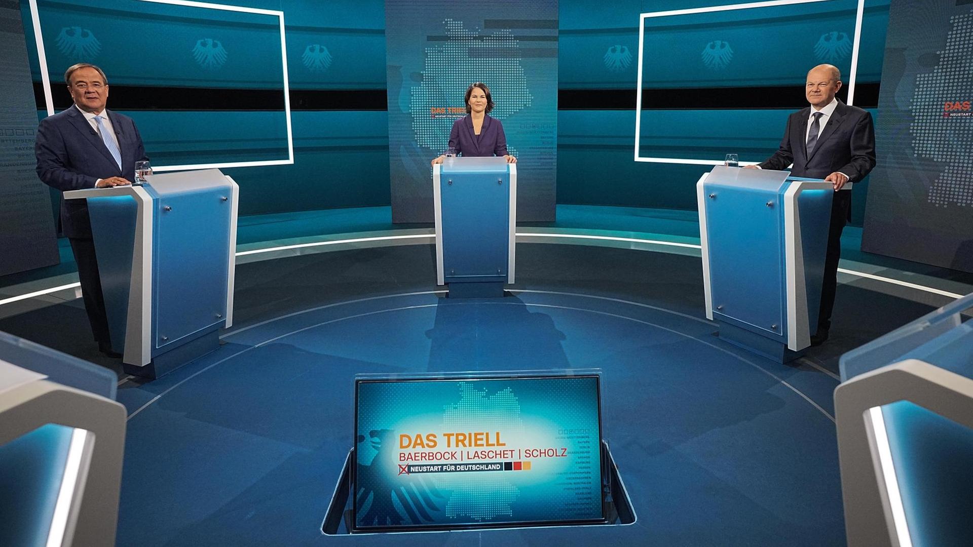 Die Kanzlerkandidaten Armin Laschet (CDU), Annalena Baerbock (Bündnis 90/Die Grünen) und Olaf Scholz (SPD) im Fernsehstudio beim "Wahl-Triell" von RTL und n-tv.