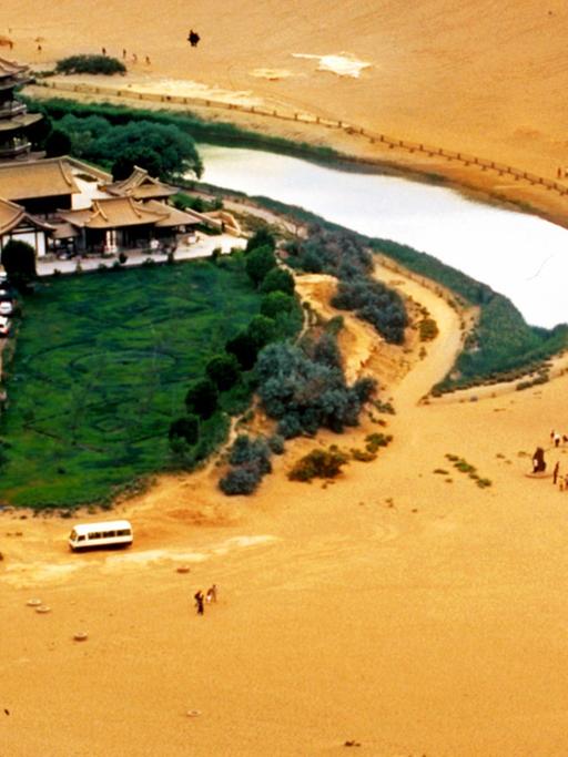 Der wie ein Halbmond geformte so genannte Mondsee oder Mondsichelsee (chin.: Yueyaquan) in der Wüste bei Dunhang in der chinesischen Provinz Gansu.