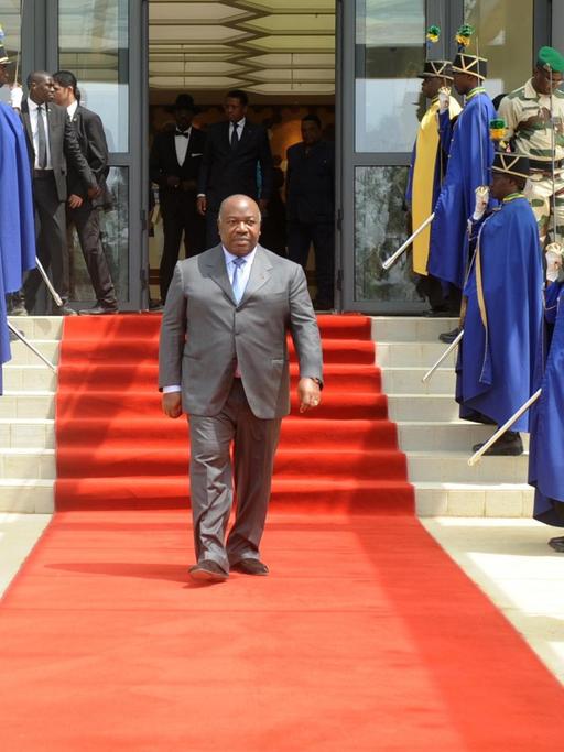 Gabuns Präsident Ali Bongo Ondimba verlässt nach der Eröffnungsfeier am 9. Jannuar 2017 das Stade d'Oyem.