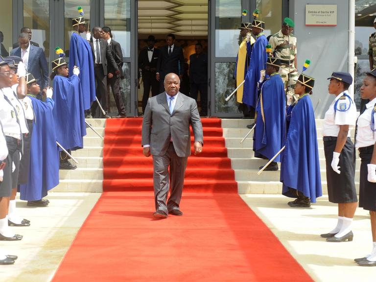 Gabuns Präsident Ali Bongo Ondimba verlässt nach der Eröffnungsfeier am 9. Jannuar 2017 das Stade d'Oyem.