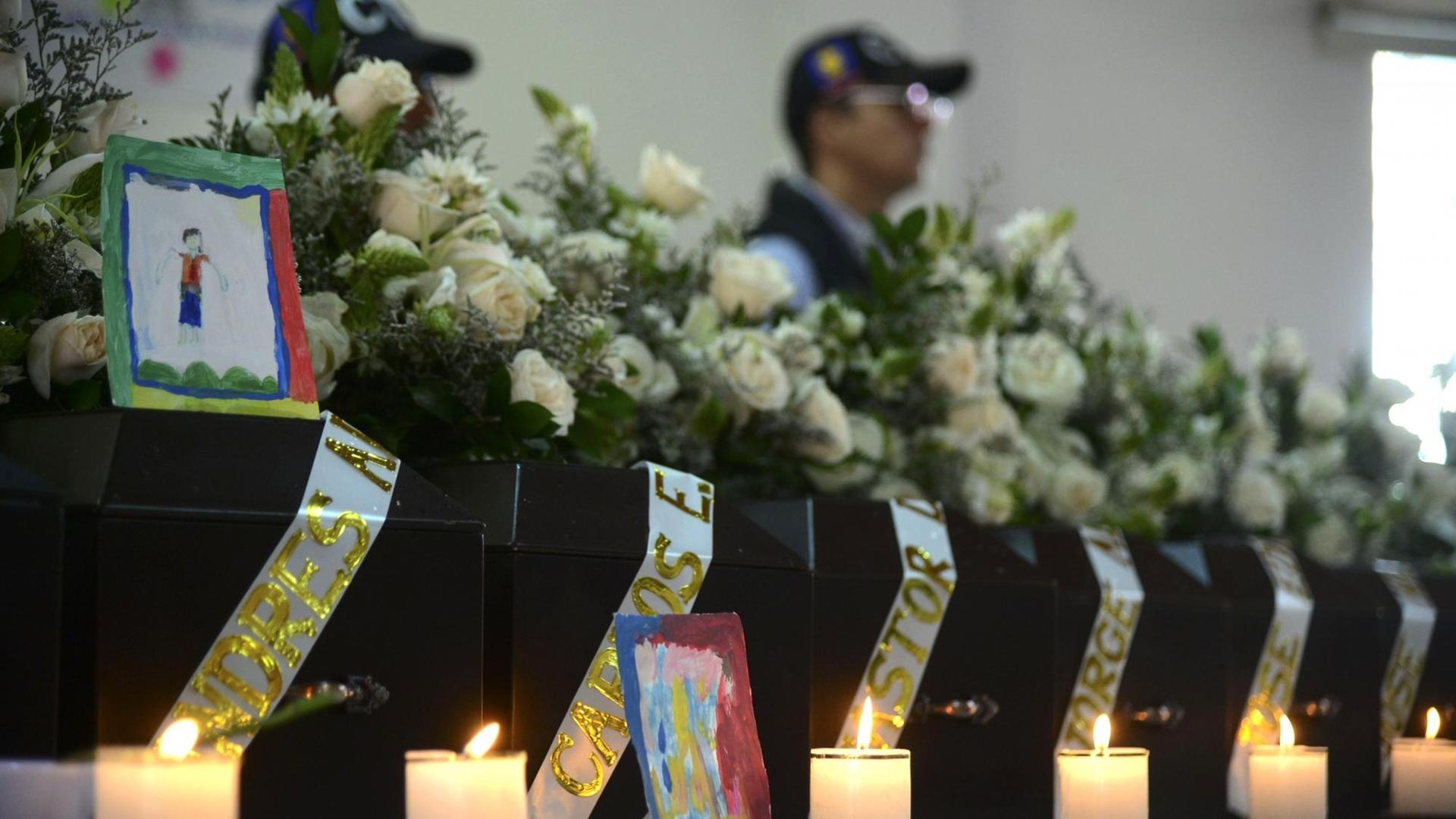 Trauerfeier für Opfer des kolumbianischen Bürgerkriegs. Linke und rechte Guerilla-Gruppen begingen schwere Menschenrechtsverletzungen.