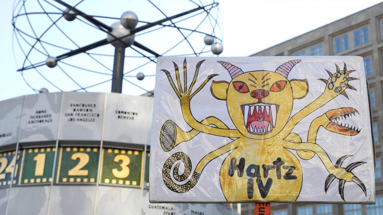 Auf einem Plakat ist ein Monster zu sehen, auf das "Hartz IV" geschrieben wurde