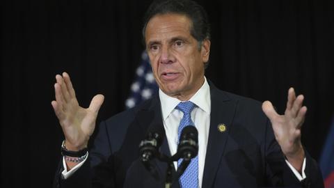 New Yorks Gouverneur Andrew Cuomo gestikuliert am Rednerpult