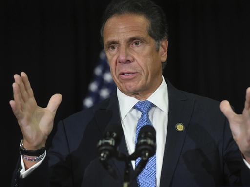 New Yorks Gouverneur Andrew Cuomo gestikuliert am Rednerpult New Yorks Gouverneur Andrew Cuomo gestikuliert am Rednerpult