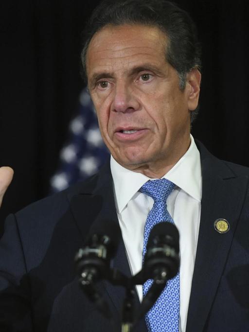 New Yorks Gouverneur Andrew Cuomo gestikuliert am Rednerpult New Yorks Gouverneur Andrew Cuomo gestikuliert am Rednerpult