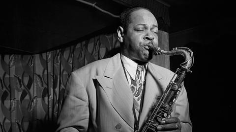 Der Musiker Coleman Hawkins spielt Saxofon etwa 1946 im Spotlite Club in New York.