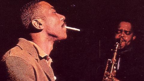 Jimmy Smith im seitlichen Porträt mit Zigarette im Mund