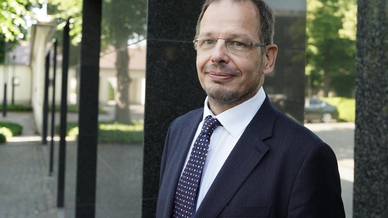 Der Sportjournalist Hajo Seppelt kommt zur Verleihung des Verdienstordens der Bundesrepublik Deutschland ins Schloss Bellevue.