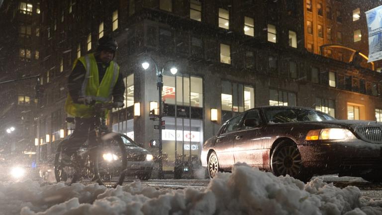 Schneeregen fällt am 07.11.2012 in New York (USA). Nur rund eine Woche nach dem verheerenden Wirbelsturm «Sandy» ist ein neues Unwetter über die US-Ostküste hinweggezogen: Wintersturm «Athena» brachte besonders den sturmgeplagten Bundesstaaten New York un