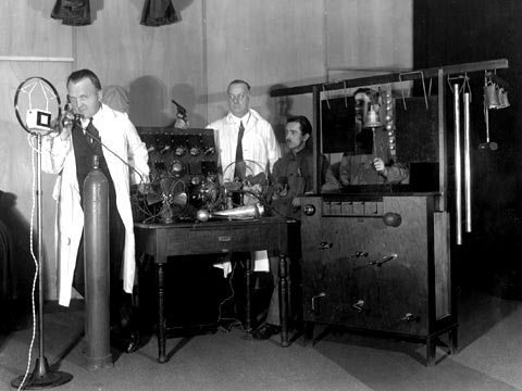 Alfred Braun zusammen mit Geräuschemachern während einer Hörspielproduktion