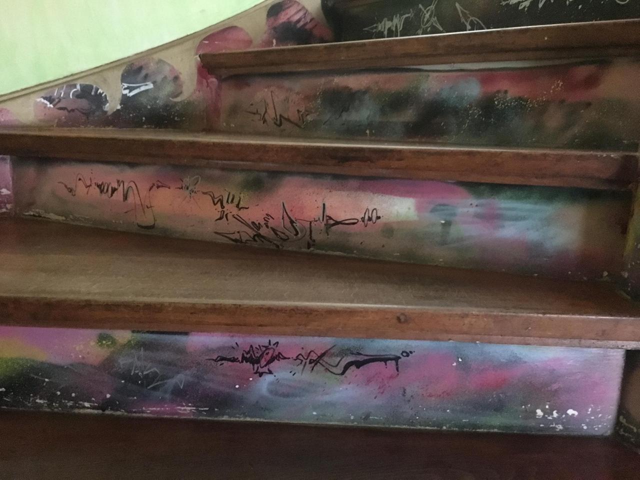 Jede einzelne Stufe der Haustreppe sind auch mit Graffitis kunstvoll gestaltet