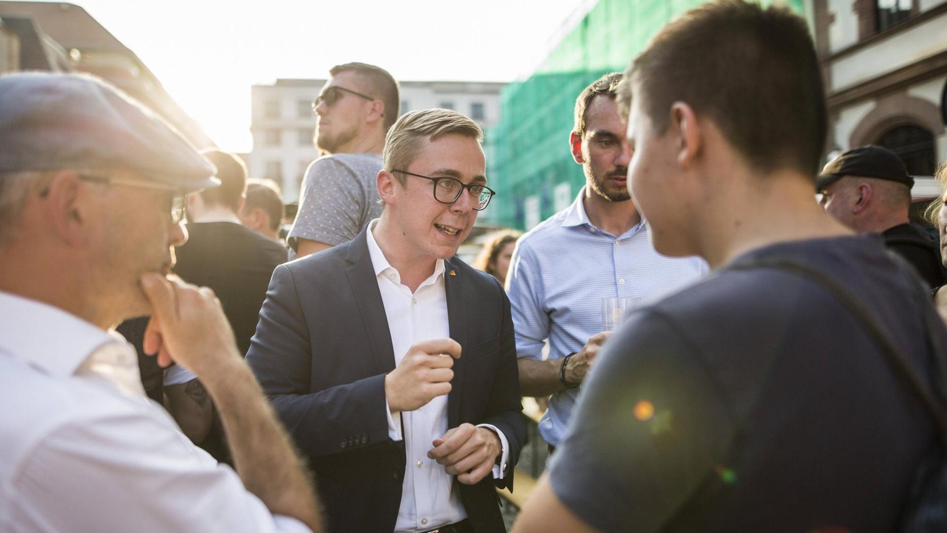 Philipp Amthor (CDU), Mitglied des Bundestages, spricht mit Buergern im Rahmen der Abschlussveranstaltung des CDU-Wahlkampfes in Leipzig, 30.08.2019.