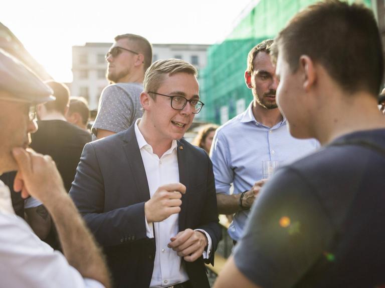 Philipp Amthor (CDU), Mitglied des Bundestages, spricht mit Buergern im Rahmen der Abschlussveranstaltung des CDU-Wahlkampfes in Leipzig, 30.08.2019.